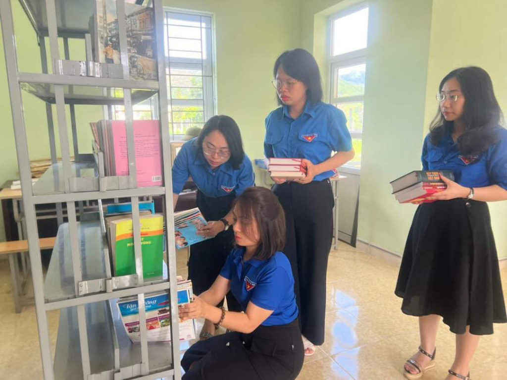 ĐVTN trên địa bàn tỉnh hỗ trợ xây dựng tủ sách và trao tặng các đầu sách cho nhà văn hóa thôn Bản Pạt, xã Lục Hồn (huyện Bình Liêu).