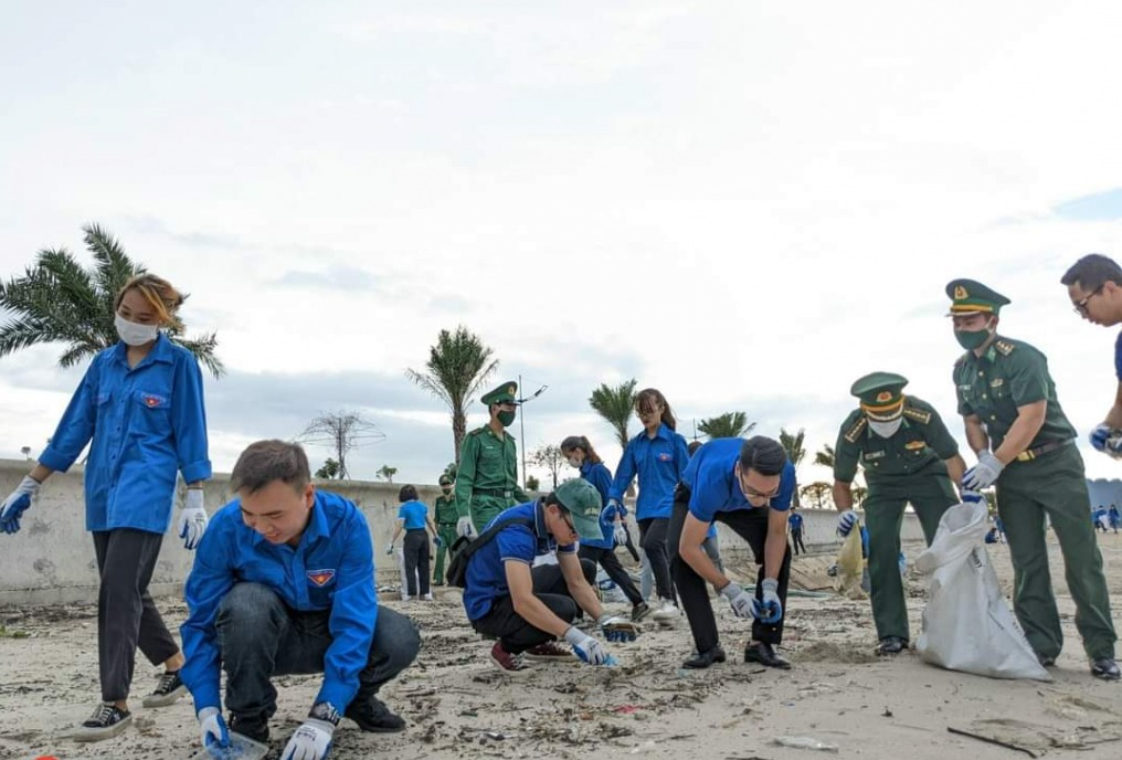 Thành Đoàn Cẩm Phả ra quân làm sạch môi trường biển tại khu vực biển đường bao biển TP Cẩm Phả.