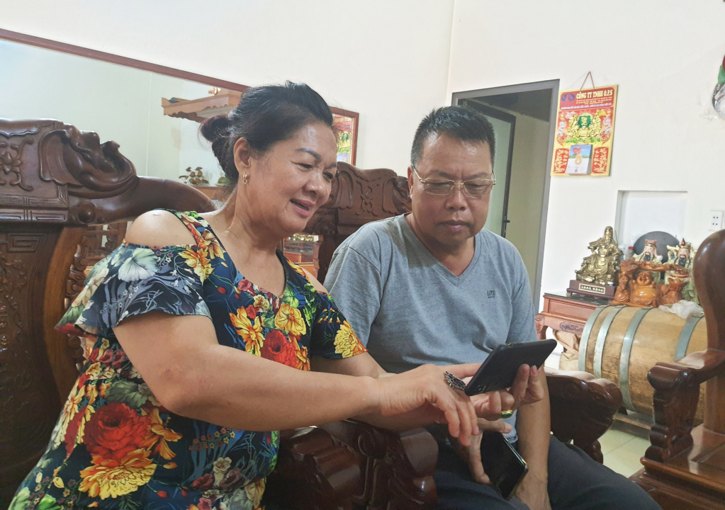 Vợ chồng bà Lương Thị Tư, cựu TNXP Nông, lâm trường Hải Sơn vẫn còn giữ liên lạc với nhiều anh em đồng đội TNXP cùng công tác tại Pò Hèn năm 1979. 