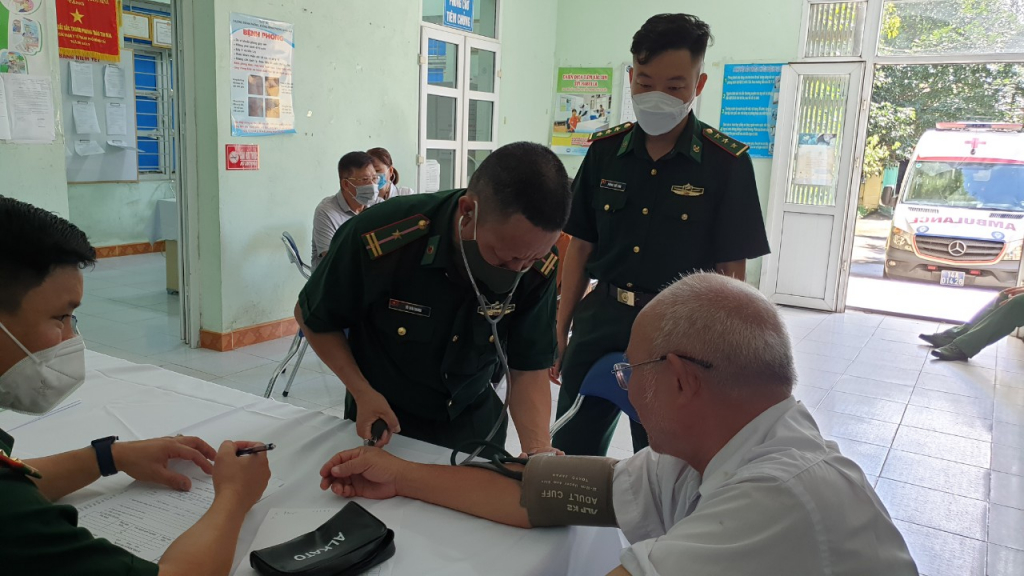 Cán bộ quân y của Đồn BPCKQT Móng Cái tham gia khám bệnh miễn phí cho người dân trên địa bàn TP Móng Cái.