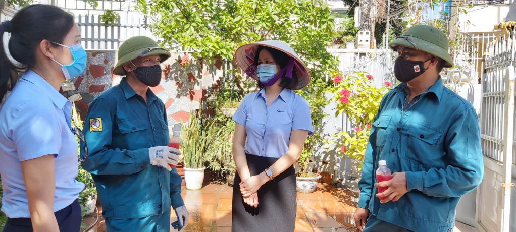 Chị Nguyễn  Thị Thanh, Chủ tịch Công đoàn Công ty cổ phần Nước sạch Quảng Ninh (thứ hai, từ trái sang) thăm và tặng nước ép hoa quả giải nhiệt mùa hè cho công nhân.