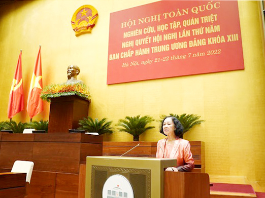 Đồng chí Trương Thị Mai, Ủy viên Bộ Chính trị, Bí thư Trung ương Đảng, Trưởng Ban Tổ chức Trung ương truyền đạt chuyên đề “Tăng cường củng cố, xây dựng tổ chức cơ sở đảng và nâng cao chất lượng đội ngũ đảng viên trong giai đoạn mới”. 
