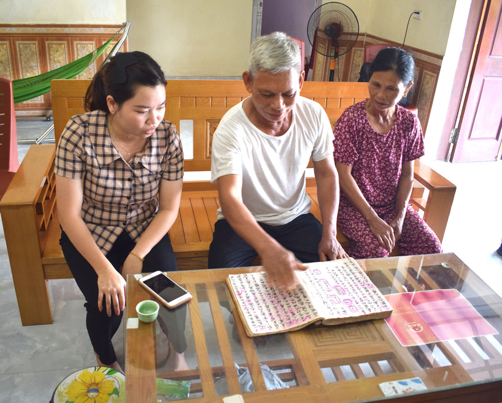 Ông Bàn Đức Ty, thôn Khe Sú 1, sẵn sàng truyền dạy chữ nho cho ai muốn đến học