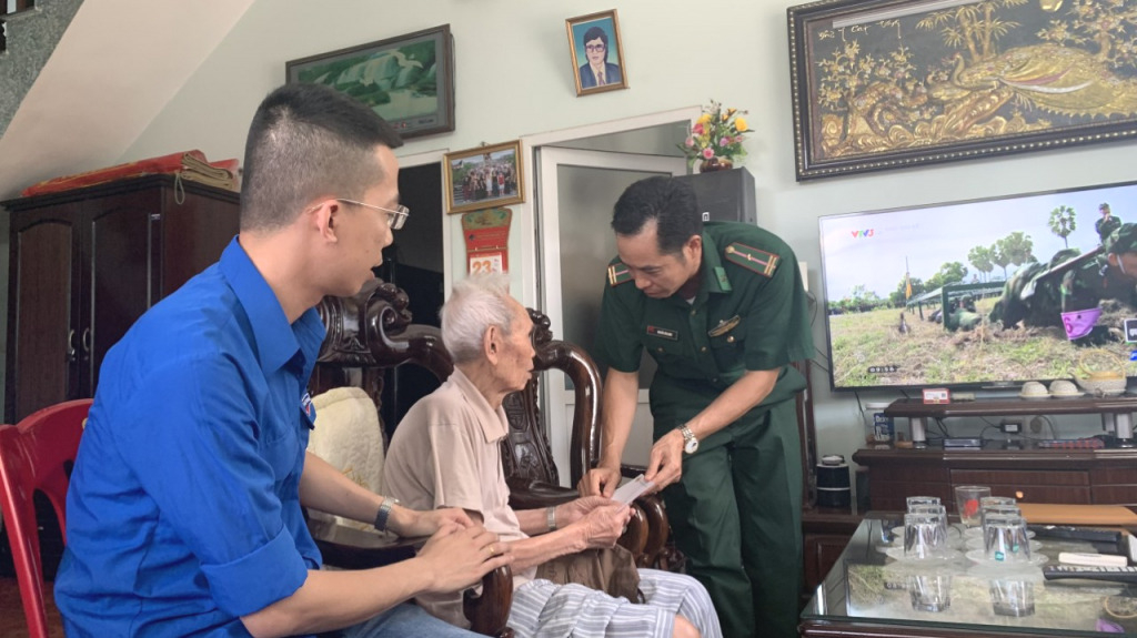 Chi đoàn Đồn BPCK cảng Cẩm Phả và Đoàn Thanh niên phường Cẩm Đông tặng quà cho 