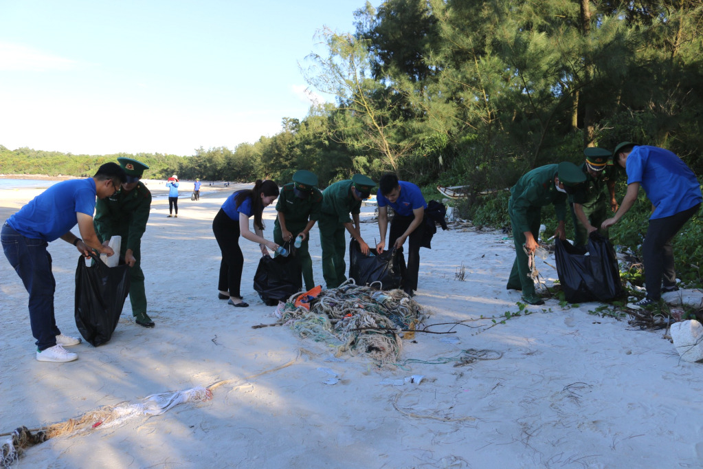 Lực lượng ĐVTN của Đồn BP Quan Lạn và Đoàn khối các cơ quan và doanh nghiệp tỉnh Quảng Ninh dọn vệ sinh môi trường biển. 