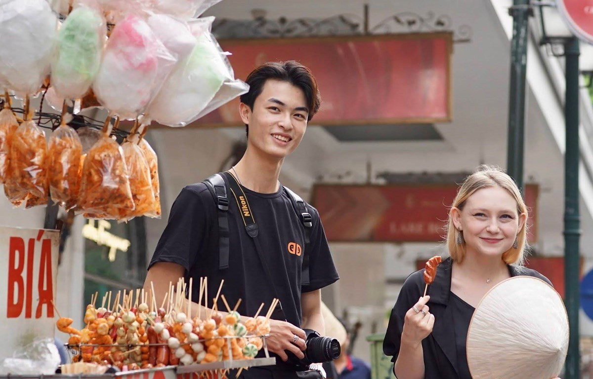 Du khách Australia khám phá Hà Nội cùng một người bạn bản địa.  (Ảnh minh họa: CTV/Vietnam+)