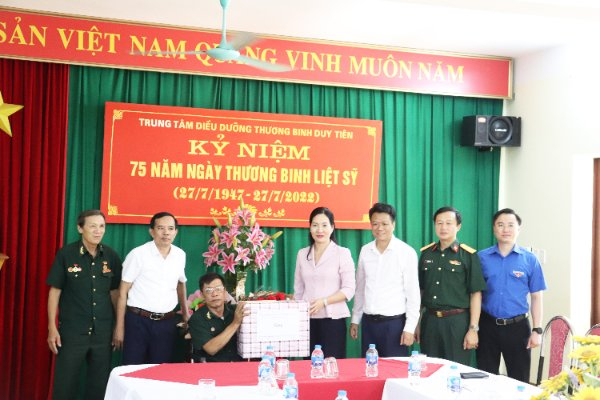  Đoàn thăm hỏi, tặng quà các thương binh tại Trung tâm điều dưỡng thương binh Duy Tiên, tỉnh Hà Nam.