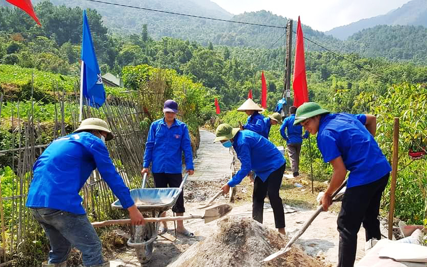 Lực lượng ĐVTN huyện Bình Liêu giúp người dân làm đường tại xã Đồng Văn. Ảnh: Duy Khoa