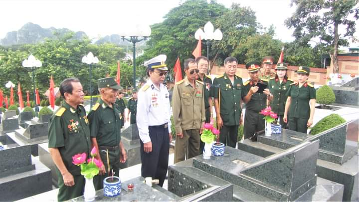 Cũng trong ngày kỷ niệm 20 năm ngày thành lập, các thành viên CLB Thương binh TP Cẩm Phả đã tổ chức đi viếng thăm đồng đội tại Nghĩa trang Liệt sĩ TP Cẩm Phả