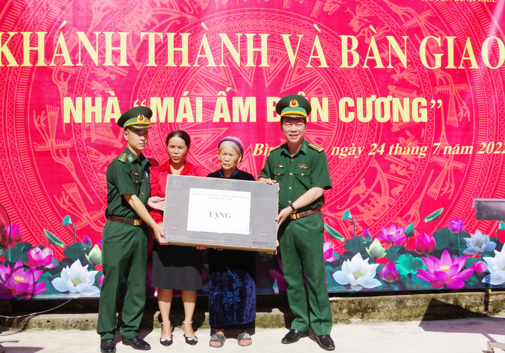 Đại tá Lê Xuân Men, Phó Chính ủy BĐBP tỉnh tặng quà cho gia đình bà Vi Thị Sạch tại lễ bàn giao nhà.