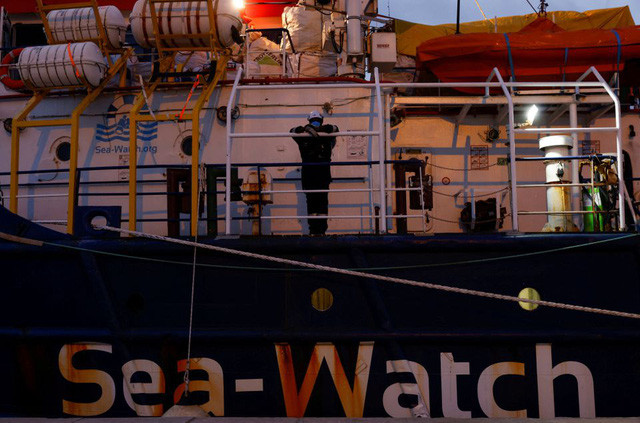 5 người tử vong, gần 700 người di cư được giải cứu ngoài khơi bờ biển Italy - Ảnh 1.