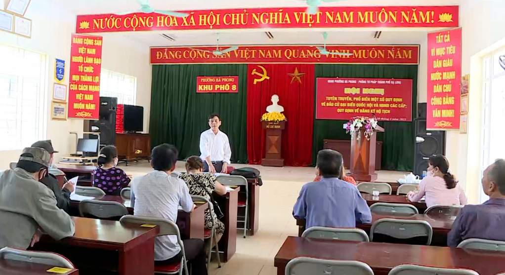 CCB Nguyễn Văn Bội chủ trì cuộc họp dân tại khu 8, phường Hà Phong (TP Hạ Long) để phổ biến tình hình kinh tế - xã hội cũng như chính sách của Đảng, Nhà nước đến bà con.