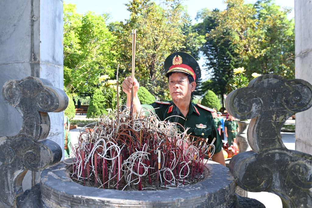Thiếu tướng Nguyễn Huy Hoàng dâng hương, tưởng niệm các anh hùng,liệt sỹ.