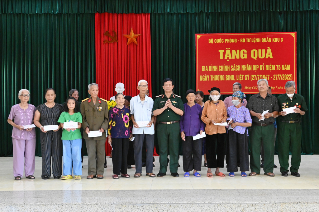 Thiếu tướng Nguyễn Huy Hoàng tặng quà cho 20 gia đình chính sách cóhoàn cảnh đặc biệt khó khăn trên địa bàn TP Móng Cái.