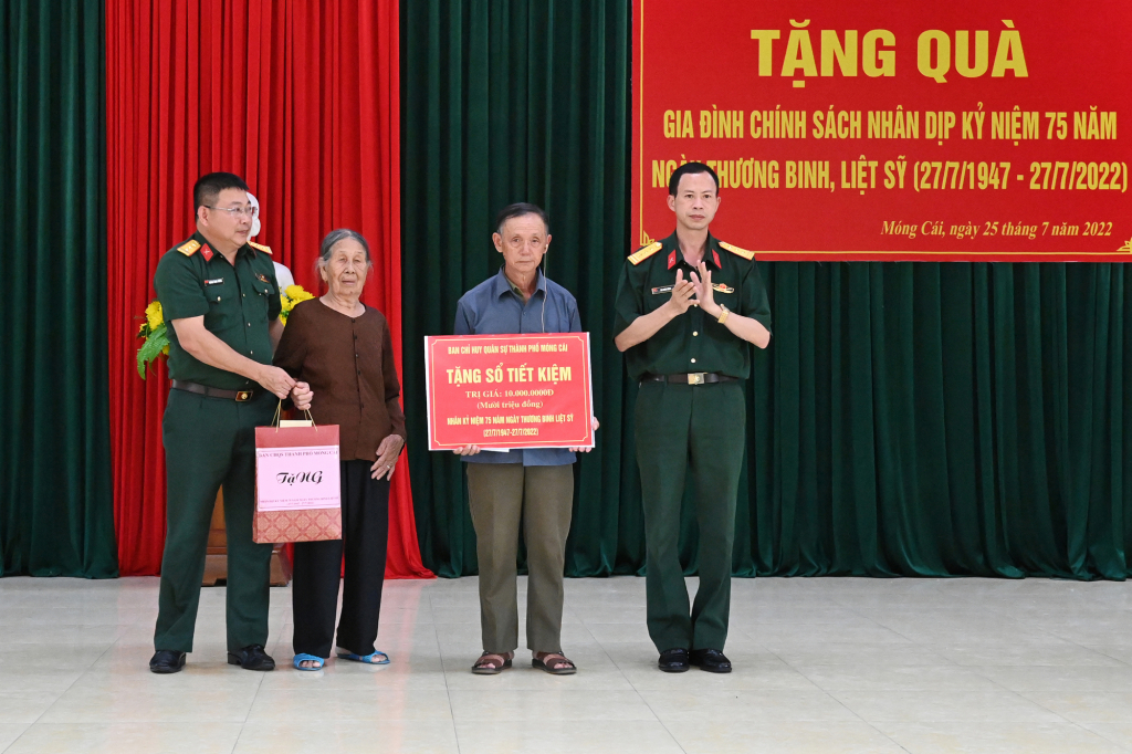 Ban CHQS TP Móng Cái cũng tặng 1 sổ tiết kiệm trị giá 10 triệu đồng cho thương binh 3/4 Phạm Quang ở khu 4, phường Hải Hòa, TP Móng.