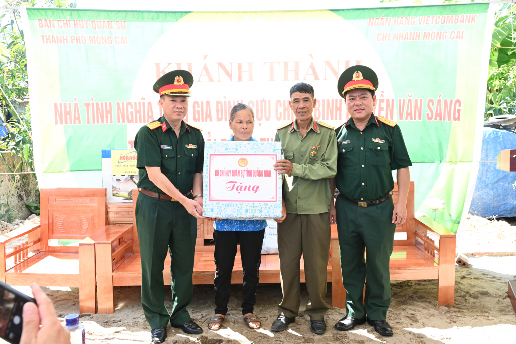 1.	Thượng tá Quản Mạnh Hùng, Phó Chủ nhiệm Chính trị Bộ CHQS tỉnh, tặng quà cho gia đình CCB Nguyễn Văn Sáng.