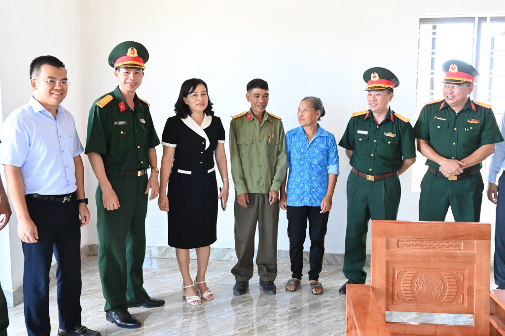 Các đại biểu tham quan ngôi nhà mới của gia đình CCB Sáng.