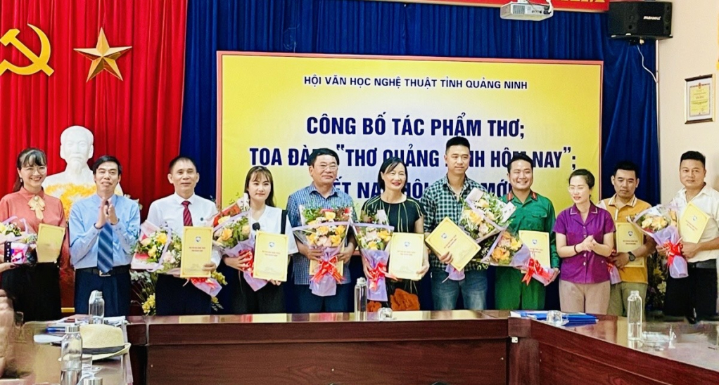 Lãnh đạo Hội VHNT Quảng Ninh trao quyết định kết nạp cho hội viên mới.