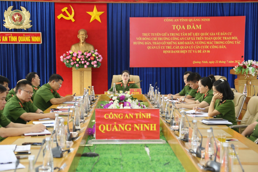 Trung tá Bùi Thị Phương Mai chủ trì tại điểm cầu Quảng Ninh tại Tọa đàm trực tuyến triển khai các lĩnh vực về cư trú, CCCD, định danh điện tử và Đề án 06 của Chính phủ, do Cục Cảnh sát QLHC về TTXH (Bộ Công an) tổ chức.
