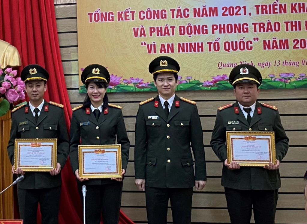 Trung tá Bùi Thị Phương Mai (thứ hai từ trái qua) nhận khen thưởng của Công an tỉnh vì thành tích xuất sắc trong phong trào thi đua Vì an ninh Tổ quốc năm 2021, khi còn công tác tại Phòng Xây dựng phong trào bảo vệ ANTQ.