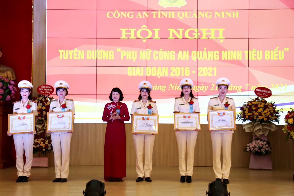 Trung tá Bùi Thị Phương Mai (thứ ba từ phải sang) vinh dự được nhận Bằng khen của Hội LHPN tỉnh vì có thành tích xuất sắc trong thực hiện công tác Hội và phong trào phụ nữ tỉnh Quảng Ninh giai đoạn 2016 - 2021.