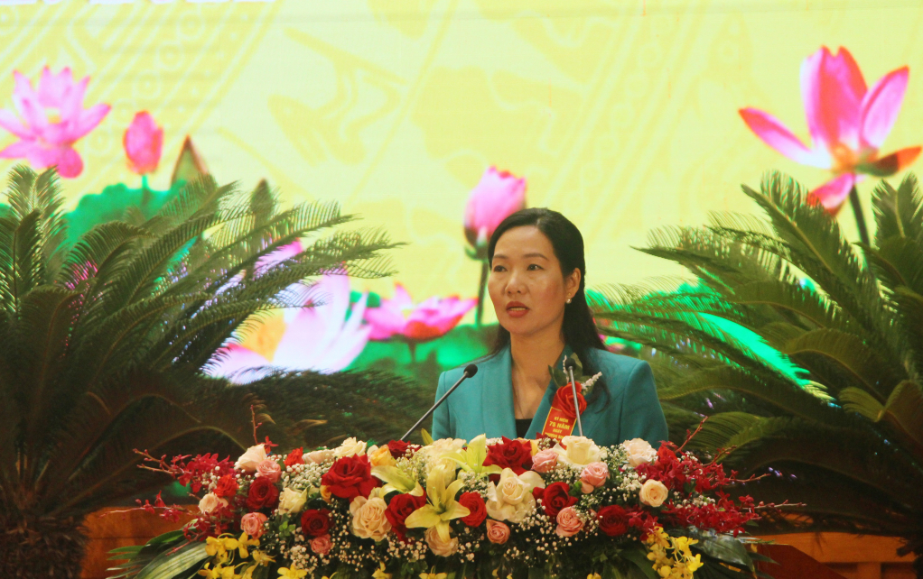 Đồng chí Nguyễn Thị Hạnh, Phó Chủ tịch UBND tỉnh, báo cáo tại hội nghị.