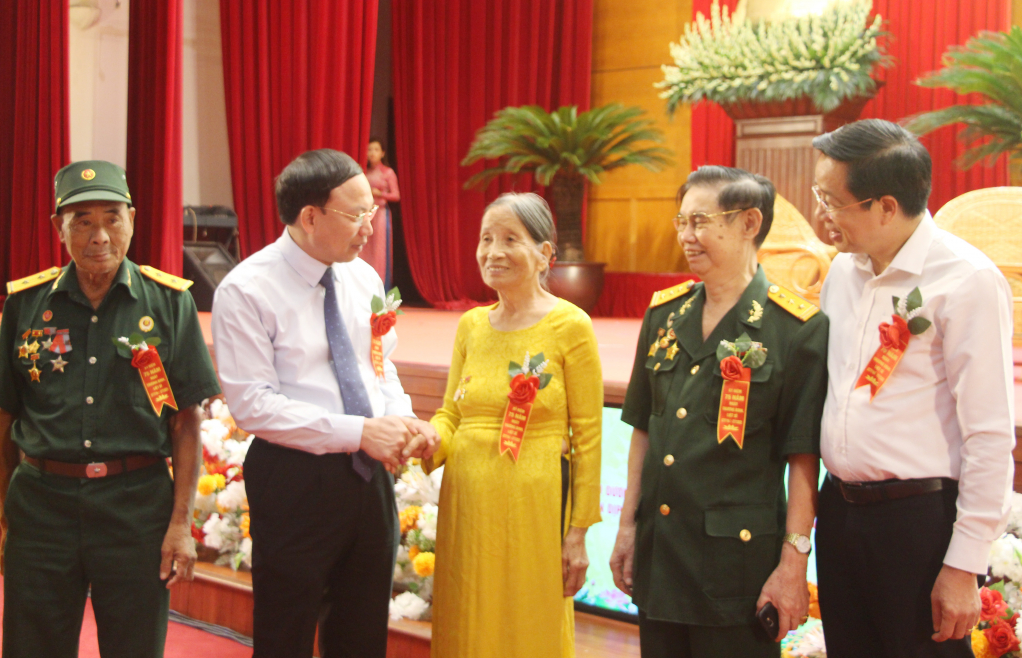 Các đồng chí lãnh đạo tỉnh trò chuyện với các Mẹ Việt Nam Anh hùng và các thương bệnh binh tham dự hội nghị.
