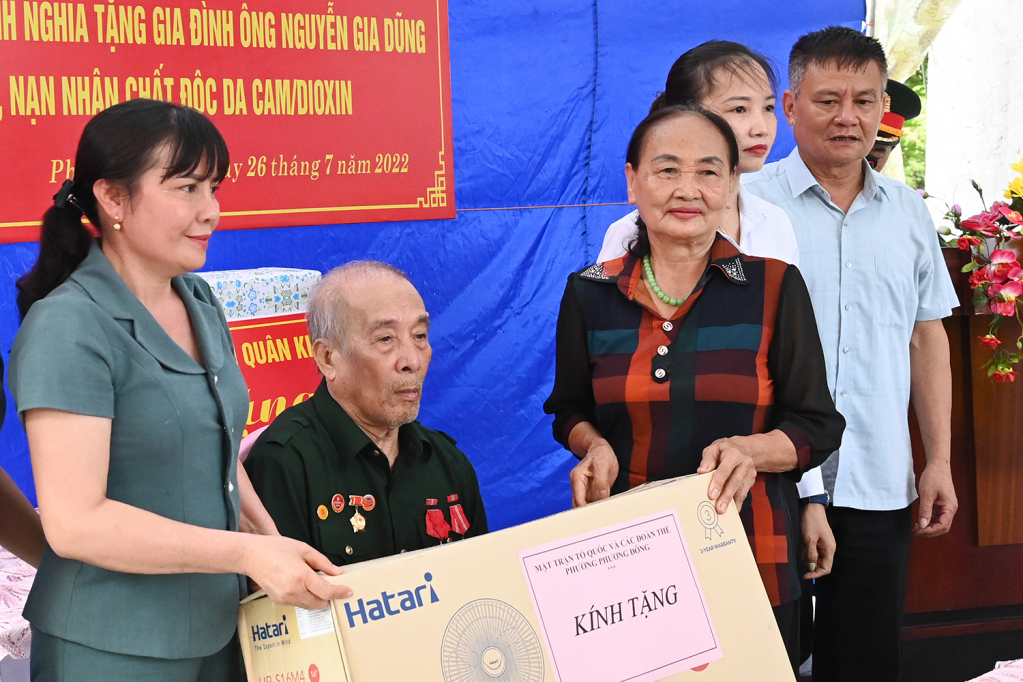 Cấp ủy, chính quyền địa phương các ban, ngành, đoàn thể trên địa bàn tặng quà cho gia đình ông Nguyễn Gia Dũng.