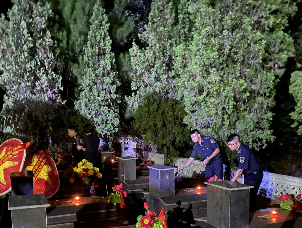 Thắp nến tri ân các anh hùng liệt sỹ tại nghĩa trang liệt sỹ huyện Bình Liêu.