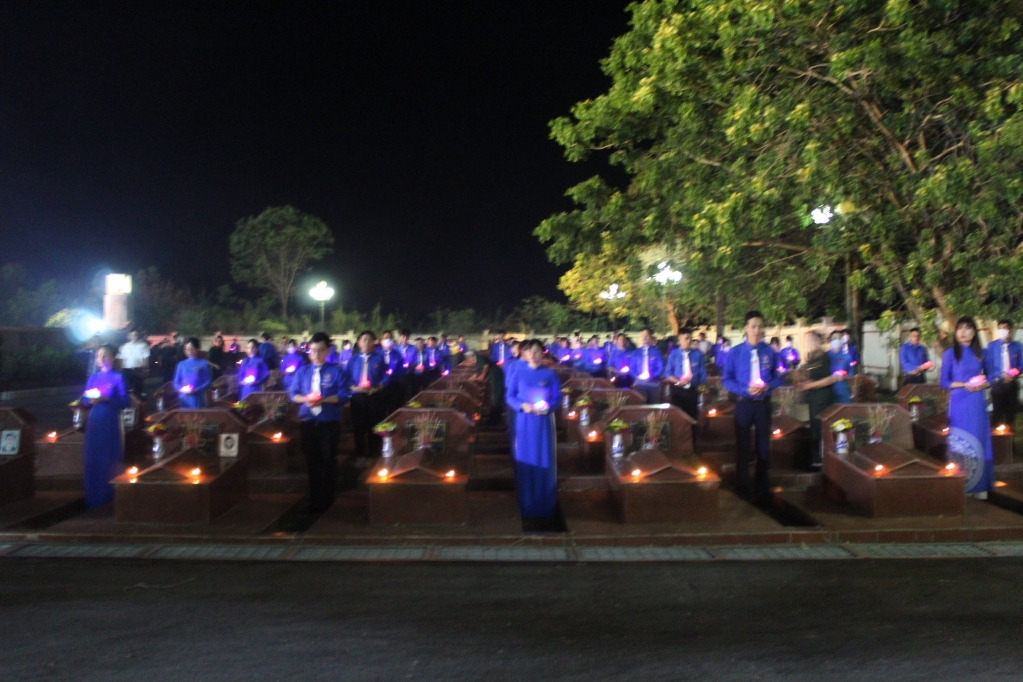 300 ngọn nến được lãnh đạo Thành phố cùng các đoàn thể chính trị, xã hội, học sinh TP Móng Cái thắp sáng để tri ân, tưởng nhớ các Anh hùng Liệt sỹ.