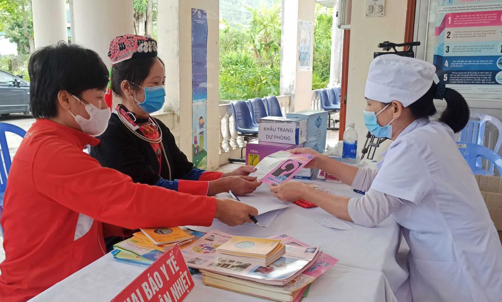 Hội LHPN xã Thượng Yên Công (TP Uông Bí) phối hợp với Hội KHHGĐ tỉnh tổ chức hoạt động tư vấn, chăm sóc sức khỏe sinh sản cho hội viên phụ nữ xã. Ảnh: Mai Hương (CTV).