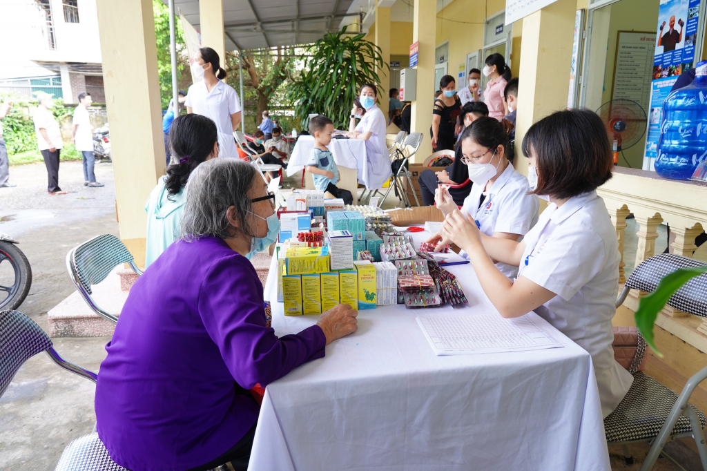 Đoàn Thanh niên Bệnh viện Đa khoa tỉnh đã tổ chức chương trình khám, phát thuốc tình nguyện cho các thương, bệnh binh tại TP Móng Cái.