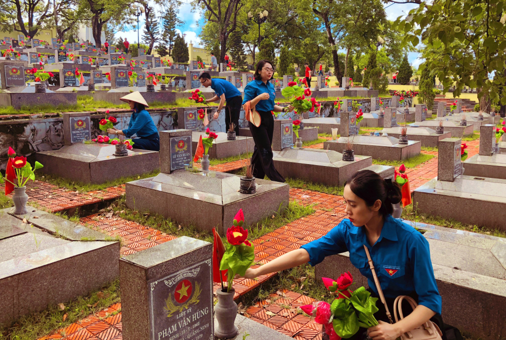 Đoàn Thanh niên Viettel Quảng Ninh phối hợp với Đoàn Thanh niên Cơ quan Khối MTTQ và các tổ chức CT-XH tỉnh tổ chức lễ dâng hương, dâng hoa tại Nghĩa trang Liệt sĩ Hà Tu (TP Hạ Long).