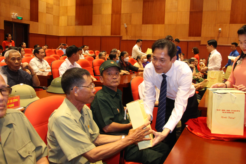 Đồng chí Hồ Văn Vịnh, Bí thư Thị ủy, Chủ tịch HĐND TX Quảng Yên tặng quà tri ân các đại biểu người có công với cách mạng tiêu biểu.