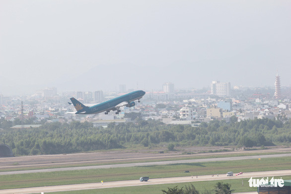 Động cơ bốc khói, máy bay vừa cất cánh ở Đà Nẵng phải hạ cánh khẩn cấp - Ảnh 1.