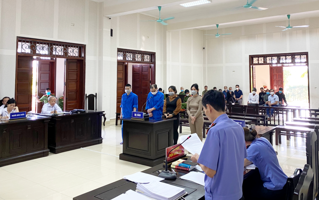 TAND tỉnh xét xử hai bị cáo về các tội “mua bán người dưới 16 tuổi”, và “mua bán trái phép chất ma túy”, tháng 5/2022.