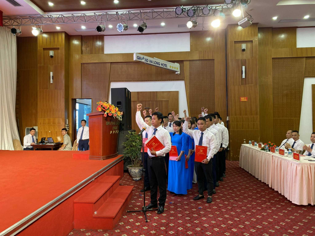 Các đảng viên mới của Đảng bộ Công ty Than Hạ Long tuyên thệ trong lễ kết nạp Đảng, tháng 5/2022
