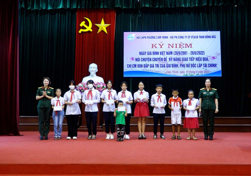 Hội phụ nữ Công ty  CP Vật tư và chế biến than Đông Bắc (Tổng Công ty Đông Bắc) trao tặng các suất quà cho trẻ em có hoàn cảnh khó khăn trên địa bàn phường Cẩm Thịnh (TP Cẩm Phả).
