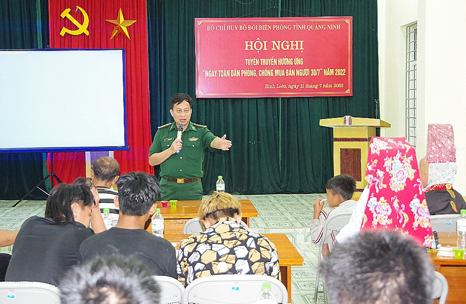Thượng tá Trần Xuân Khánh, Phó trưởng Phòng phòng chống ma túy và tội phạm  (Bộ Chỉ huy BĐBP tỉnh) giới thiệu những nội dung cơ bản của Luật phòng, chống mua bán người cho người dân bản Phai Lầu, xã Đồng Văn (Bình Liêu), tháng 7/2022.