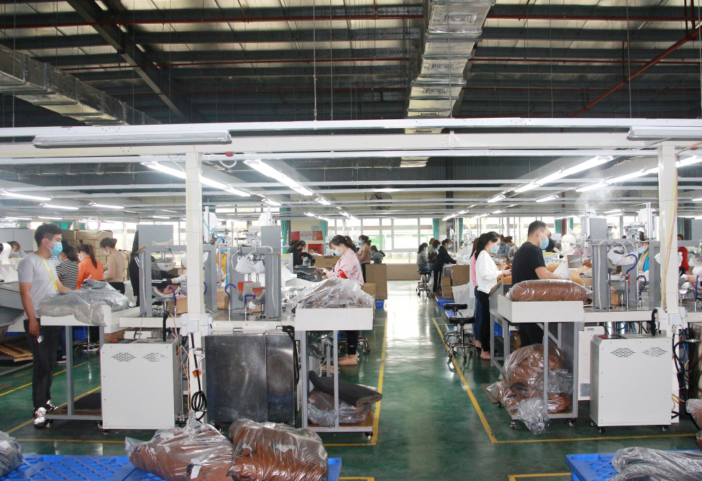 Sản xuất thân mũ tại Công ty TNHH Dệt may Weitai Hạ Long (KCN Việt Hưng). Ảnh: Mạnh Trường