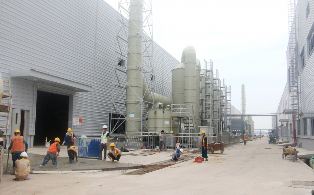 Công ty TNHH Công nghiệp Jinko Solar Việt Nam đẩy nhanh tiến độ thi công nhà máy tại KCN Sông Khoai. Ảnh: Mạnh Trường