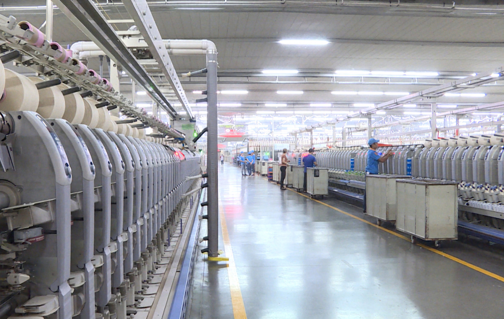 Sản xuất sản phẩm sợi dệt tại Công ty TNHH KHKT Texhong Ngân Hà. Ảnh: Mạnh Trường