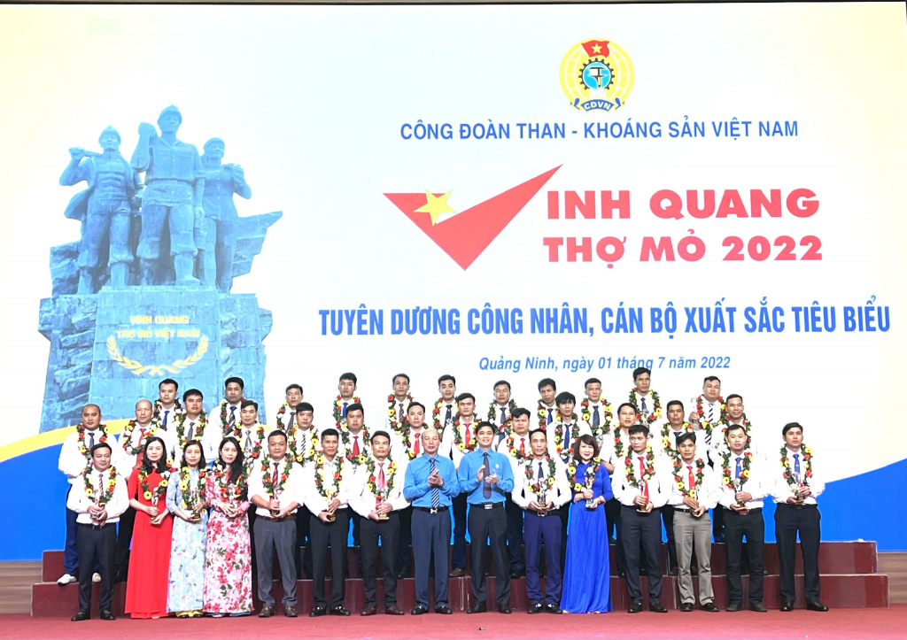 Lãnh đạo Công đoàn TKV tuyên dương các cá nhân tiêu biểu dịp Tháng Công nhân 2022.