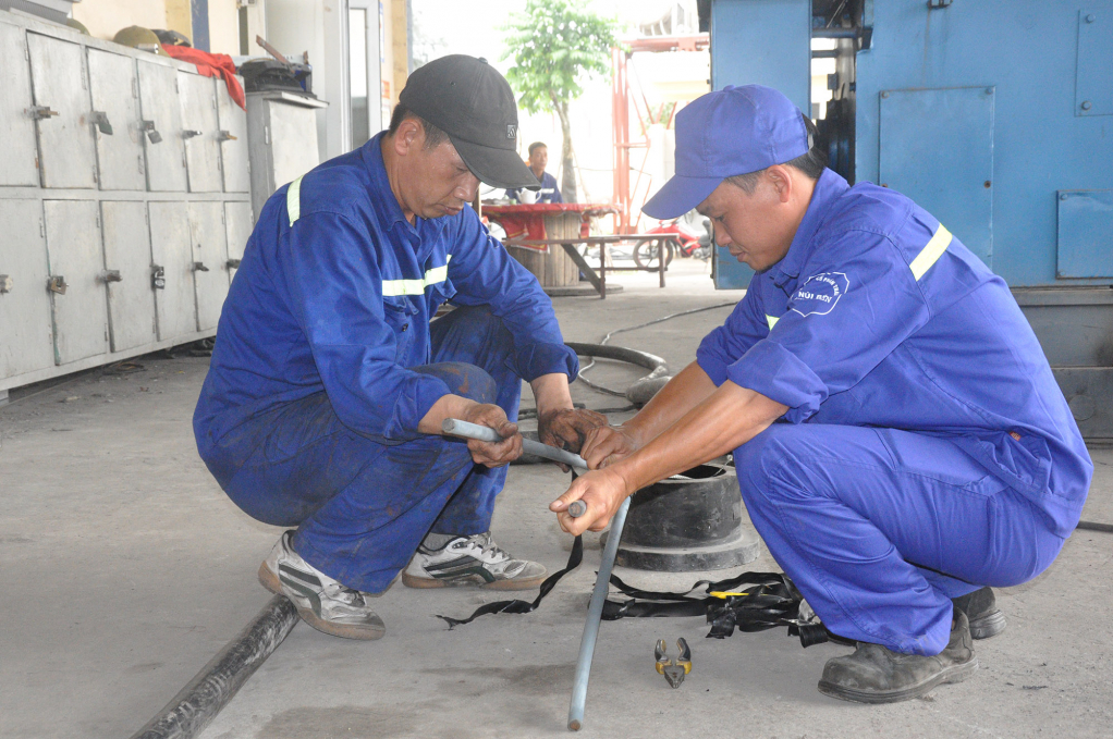 Dù làm việc ở bất kỳ vị trí nào, thợ mỏ cũng luôn phát huy tinh thần thi đua lao động sản xuất (Thợ cơ khí, Công ty CP Than Núi Béo phấn đấu hoàn thành tốt nhiệm vụ).