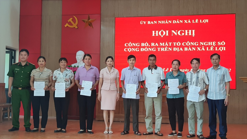 UBND xã Lê Lợi (TP Hạ Long) trao quyết định thành lập 7 Tổ công nghệ số cộng đồng cho 7/7 thôn để hỗ trợ cộng đồng dân cư ứng dụng công nghệ trên địa bàn.