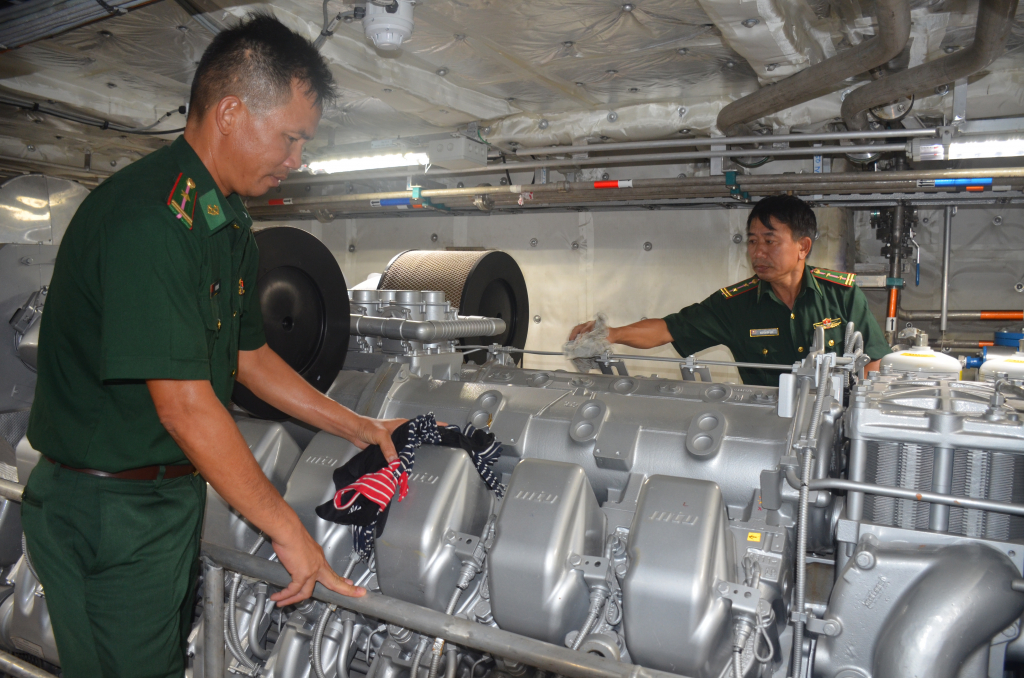 Cán bộ Hải đội 2, BĐBP Quảng Ninh thường xuyên kiểm tra, bảo dưỡng động cơ tàu thuyền trước khi xuất bến làm nhiệm vụ. 