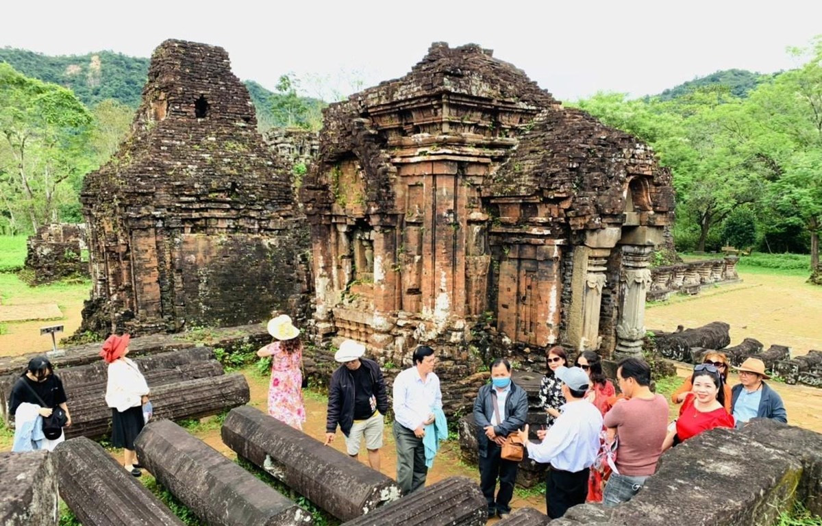 Mỗi ngày có khoảng 10 đoàn khách đến tham quan Di sản Văn hóa thế giới Mỹ Sơn. (Ảnh: Đoàn Hữu Trung/TTXVN)