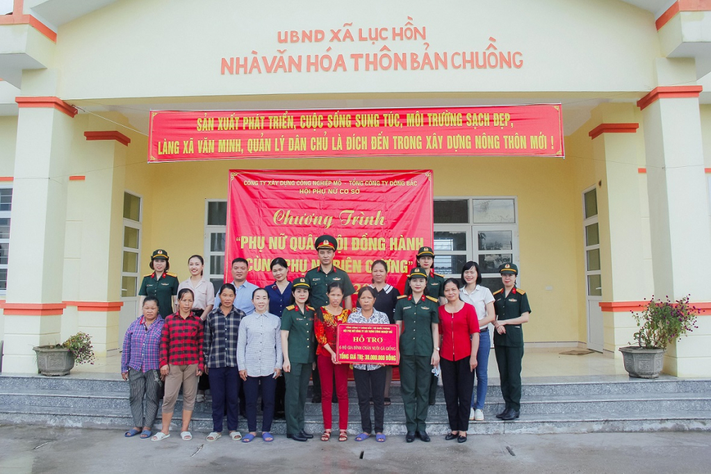 Hội Phụ nữ Tổng Công ty Đông Bắc trao hỗ trợ mô hình nuôi gà thương phẩm cho phụ nữ nghèo xã Lục Hồn (huyện Bình Liêu).