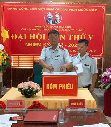 Đảng viên Chi bộ phòng Thanh tra, GQKNTC II tiến hành bỏ phiếu.