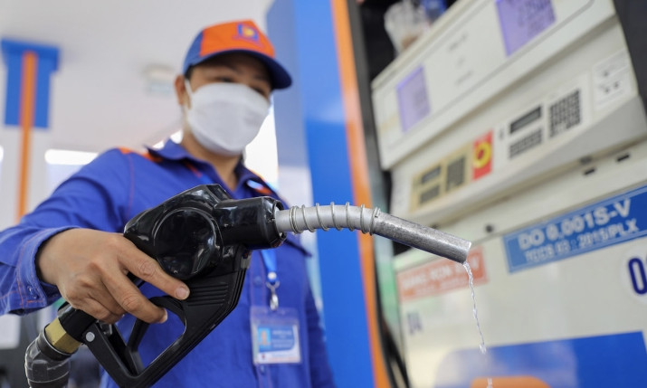 Giá xăng giảm nhẹ 100 - 400 đồng/lít sau 7 lần tăng 'nóng'
